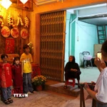 Du khách check-in trong đêm lung linh sắc màu của "Hóa Châu ngày Tết năm 2026." (Ảnh: Mai Trang/TTXVN)