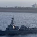 Tàu khu trục mang tên lửa dẫn đường USS Rafael Peralta của Mỹ chặn bắt tàu chở dầu của Iran. (Nguồn: CENTCOM/X