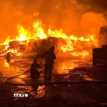 Khói lửa bốc lên tại hiện trường vụ hỏa hoạn ở cơ sở lọc dầu Mina Abdullah của Kuwait. (Ảnh: arabnews/TTXVN)