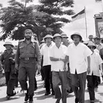 Chủ tịch Cuba Fidel Castro và Thủ tướng Phạm Văn Đồng thăm thị xã Đông Hà, năm 1973. (Ảnh: Tư liệu TTXVN)