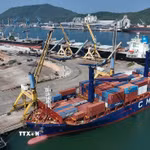 Bốc xếp hàng container nhập khẩu tại cảng quốc tế Nghi Sơn, phường Nghi Sơn, tỉnh Thanh Hóa. (Ảnh: Vũ Sinh/TTXVN)