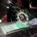 Xe đang lưu thông tốc độ cao bị kẻ xấu ném đá thủng cả kính chắn gió trên cao tốc Bắc-Nam đoạn qua tỉnh Quảng Trị. (Ảnh: Công an cung cấp)