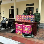 Đối tượng Lỷ Xuân Trường cùng tang vật và phương tiện bị lực lượng chức năng bắt giữ. (Ảnh: TTXVN phát)