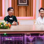 Hai phu nhân cùng nhau thăm Nhà hát lớn quốc gia Trung Quốc và có cuộc giao lưu, chia sẻ thân tình, cởi mở về các trải nghiệm thực tế cũng như việc giao lưu, phát triển văn hóa giữa hai nước. (Ảnh: TTXVN)