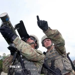 Trong ảnh: Binh sĩ Mỹ sử dụng tên lửa vác vai Stinger nhằm vào một mục tiêu giả định. (Nguồn: Quân đội Mỹ/TTXVN)