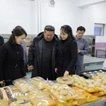 Nhà lãnh đạo Triều Tiên Kim Jong Un (giữa) tham quan khu phức hợp công nghiệp ở huyện Kangdong, ngoại ô Bình Nhưỡng. (Ảnh: Yonhap/TTXVN)