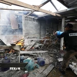 Một ngôi nhà ở tỉnh Surin, Thái Lan bị phá hủy do trúng đạn pháo trong xung đột biên giới với Campuchia. (Ảnh: THX/TTXVN)