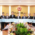 Cục Hợp tác kinh tế quốc tế (thuộc Bộ Thương mại Trung Quốc) bàn giao dự thảo Báo cáo đầu kỳ nghiên cứu khả thi Dự án đường sắt Lào Cai-Hà Nội-Hải Phòng cho Cục Đường sắt Việt Nam. (Nguồn: Bộ Xây dựng)