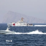 Tàu di chuyển tại Eo biển Hormuz. (Ảnh: IRNA/TTXVN)