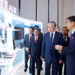 Tổng Bí thư, Chủ tịch nước Tô Lâm nghe giới thiệu về Trung tâm hợp tác ứng dụng AI Trung Quốc- ASEAN. (Ảnh: Thống Nhất/TTXVN)