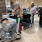 Người dân Cuba vận chuyển hàng hóa ở sân bay quốc tế José Martí ở thủ đô La Habana. (Ảnh: Việt Hùng/TTXVN)