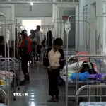 Các bệnh nhân nhập viện Bệnh viện Đa khoa khu vực Hướng Hóa nghi do ngộ độc thực phẩm. (Ảnh: TTXVN phát)