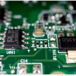 Chip bán dẫn trên một bảng mạch điện. (Ảnh: REUTERS/TTXVN)