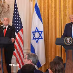Tổng thống Mỹ Donald Trump (phải) phát biểu trong một cuộc họp báo chung với Thủ tướng Israel Benjamin Netanyahu (trái) tại Nhà Trắng ở Washington, D.C (Ảnh: Anadolu Agency/TTXVN)