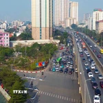 Xe ôtô tham gia giao thông tại tuyến đường Vành đai 3 Hà Nội. (Ảnh: Phạm Kiên/TTXVN)