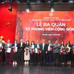 Ban Giám đốc Cơ quan Báo và Phát thanh, Truyền hình Hà Nội trao quyết định, chúc mừng Tổ phóng viên cộng đồng. (Nguồn: Báo Hà Nội mới)