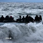Người di cư trên trên thuyền ở ngoài khơi đảo Lesbos, Hy Lạp. (Ảnh: THX/TTXVN)