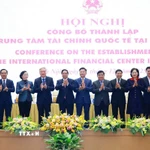 Thủ tướng Phạm Minh Chính và các thành viên Hội đồng điều hành Trung tâm Tài chính Quốc tế và Cơ quan điều hành Trung tâm Tài chính Quốc tế tại Thành phố Hồ Chí Minh và Thành phố Đà Nẵng. (Ảnh: Dương Giang/TTXVN)