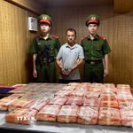 Đối tượng Thào Lệnh cùng tang vật. (Ảnh: TTXVN phát)