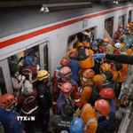 Lực lượng cứu hộ làm nhiệm vụ tại hiện trường vụ tai nạn đường sắt ở Bekasi, Indonesia. (Ảnh: THX/TTXVN)