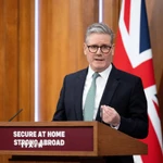 Thủ tướng Anh Keir Starmer phát biểu tại một cuộc họp báo ở thủ đô London. (Ảnh: THX/TTXVN)