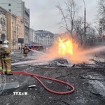 Nhân viên cứu hộ làm nhiệm vụ tại hiện trường vụ tấn công bằng tên lửa của Nga vào Kiev, Ukraine ngày 20/12/2024. (Ảnh: AA/TTXVN)