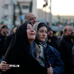 Người dân thương tiếc Lãnh tụ tối cao Iran Ali Khamenei tại Tehran, Iran. (Ảnh: THX/TTXVN)