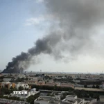 Khói bốc lên sau khi tên lửa Iran đánh trúng trụ sở Hạm đội 5 của Hải quân Mỹ ở Manama, Bahrain ngày 28/2. (Ảnh: AA/TTXVN)