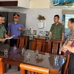 Ông Nguyễn Văn Đông (áo caro) bị tạm giam để điều tra vụ án nhận hối lộ. (Ảnh: Viện Kiểm sát Nhân dân tỉnh Quảng Trị)