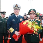 Đại tướng, Bộ trưởng Quốc phòng Phan Văn Giang đón Thượng tướng, Bộ trưởng Quốc phòng Trung Quốc Đổng Quân tại Cửa khẩu quốc tế Móng Cái. (Ảnh: Trọng Đức/TTXVN)