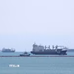 Tàu thuyền di chuyển trên Biển Đỏ. (Ảnh: AFP/TTXVN)