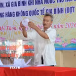 Người dân xã Gia Bình bốc thăm đất tái định cư phục vụ Dự án sân bay Gia Bình. (Ảnh: Thái Hùng/TTXVN)