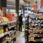 Người dân mua sắm tại siêu thị ở Brussels, Bỉ. (Ảnh: THX/TTXVN)