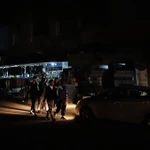 Đường phố Baghdad chìm trong bóng tối sau khi hệ thống điện ở Iraq sụp đổ hoàn toàn. (Nguồn: Anadolu)