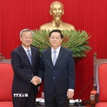 Ông Nguyễn Trọng Nghĩa, Trưởng Ban Tuyên giáo và Dân vận Trung ương, tiếp ông Trần Kiến Văn, Tổng Biên tập Nhân dân nhật báo (Trung Quốc). (Ảnh: Phương Hoa/TTXVN)