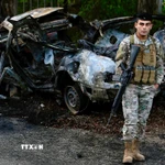 Binh sỹ Liban gác tại hiện trường vụ không kích của Israel nhằm vào chiếc xe chở thành viên lực lượng Hezbollah ở Sidon, miền Nam Liban. (Ảnh: THX/TTXVN)