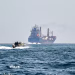 Tàu hàng Marsa Victory mang cờ hiệu của St Kitt's & Neviswhile neo ở ngoài khơi bán đảo Musandam, Oman, chờ qua eo biển Hormuz, ngày 25/6/2025. (Ảnh: Getty Images/TTXVN)