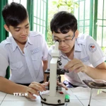 Học sinh lớp 11, trường THPT Lê Quý Đôn trong tiết học thực hành Sinh học (Thành phố Hồ Chí Minh). (Ảnh: Phương Vy/TTXVN)
