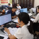 Cán bộ, công chức tiếp nhận hồ sơ, hướng dẫn, giải quyết thủ tục hành chính cho người dân, doanh nghiệp tại Trung tâm phục vụ hành chính công xã Kim Thành, thành phố Hải Phòng. (Ảnh: Mạnh Minh/TTXVN)