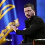 Tổng thống Ukraine Volodymyr Zelensky phát biểu tại cuộc họp báo ở Kiev. (Ảnh: Kyodo/TTXVN)