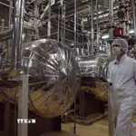 Nhân viên kỹ thuật làm việc bên trong cơ sở hạt nhân Isfahan, nằm cách thủ đô Tehran khoảng 420km về phía Nam. (Ảnh: AP/TTXVN)