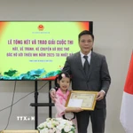 Bé Kim Trà My nhận Giấy khen từ lãnh đạo Đại sứ quán Việt Nam tại Nhật Bản. (Ảnh: Phạm Tuân/TTXVN)