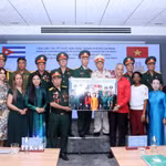 Đại diện Ban liên lạc truyền thống Tiểu đoàn 261 Giron tại Thành phố Hồ Chí Minh tặng ảnh kỷ niệm cho ông Mauricio Alejandro Martínez Duque, Tổng Lãnh sự Cộng hòa Cuba tại Thành phố Hồ Chí Minh. (Ảnh: Xuân Khu/TTXVN)