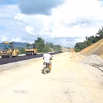 Phương tiện tự ý lưu thông trên tuyến cao tốc Đồng Đăng-Trà Lĩnh thuộc địa phận tỉnh Lạng Sơn khi chưa đưa vào khai thác sử dụng. (Ảnh: TTXVN phát)