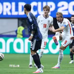 Harry Kane tung cú dứt điểm về phía khung thành giữa vòng vây của hàng thủ Argentina. (Ảnh: AFP/TTXVN)