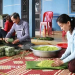 Gói bánh chưng mặt trăng. (Ảnh: Tường Vi/TTXVN)