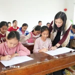 Những tiết học luôn đem đến sự hứng thú cho các em nhỏ tại lớp học tình thương xã Thiên Nhẫn. (Ảnh: Bích Huệ/TTXVN)