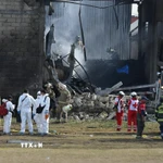 Lực lượng chức năng làm nhiệm vụ tại hiện trường vụ rơi máy bay ở bang Estado de México, Mexico. (Ảnh: THX/TTXVN)