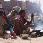 Người tị nạn tại El Fasher, Bắc Darfur, Sudan. (Ảnh: THX/TTXVN)