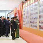 Thường trực Ban Bí thư Trần Cẩm Tú tham quan khu trưng bày ảnh “Dưới cờ Đảng - đất nước tiến vào kỷ nguyên mới” do TTXVN thực hiện. (Ảnh: Phương Hoa/TTXVN)